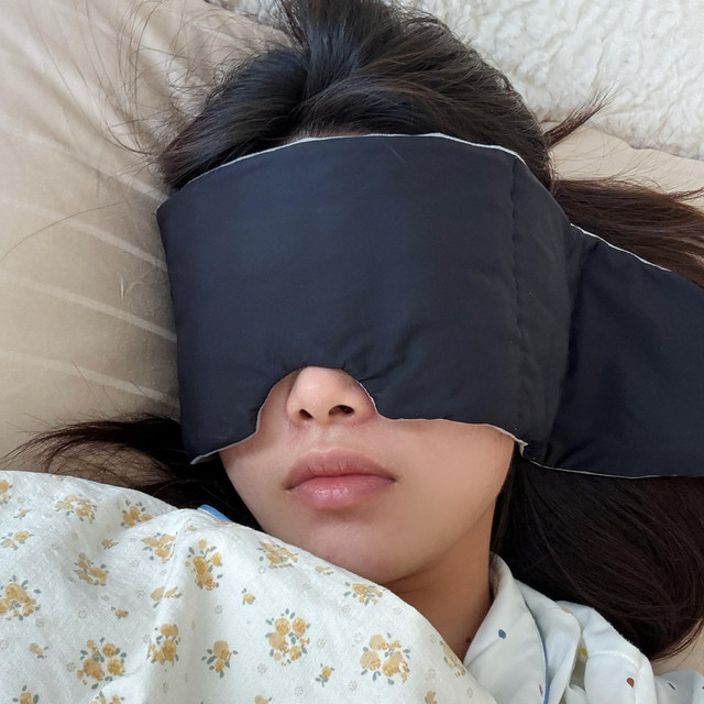 Good light-blocking sleep aid for men and women ice silk earplugs and eye protection