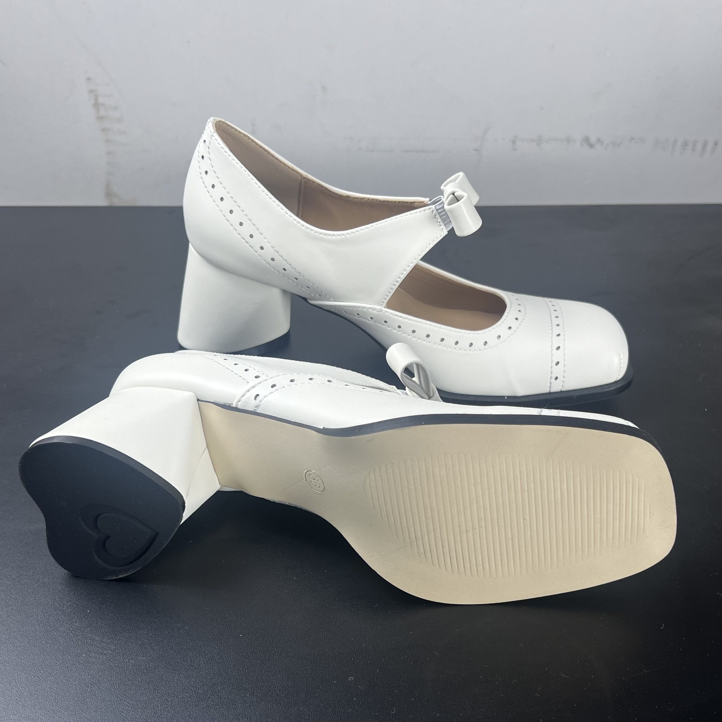 2026早春新款白色布洛克玛丽珍鞋女一字扣带粗跟小香风芭蕾舞单鞋,淘宝优惠券,粉丝福利购,淘宝优惠卷