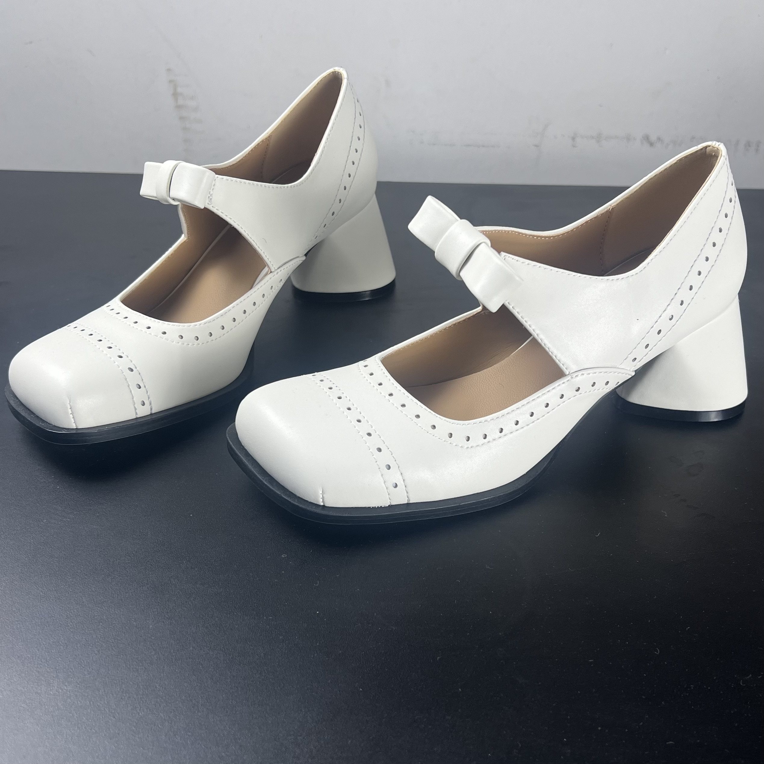 2026早春新款白色布洛克玛丽珍鞋女一字扣带粗跟小香风芭蕾舞单鞋,淘宝优惠券,粉丝福利购,淘宝优惠卷