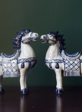 精选景德镇仿古i青花瓷工艺品手绘陶瓷马摆件现代中式书房办公室