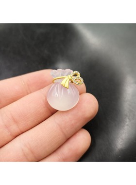 2026四海玉器 古法金镶嵌冰种白玉髓小钱袋吊坠 白玛瑙福袋挂件