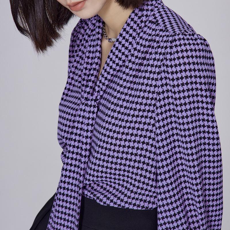 OBEG欧碧倩春季格子大飘带领气质干练上衣女百搭10443013 - 图2