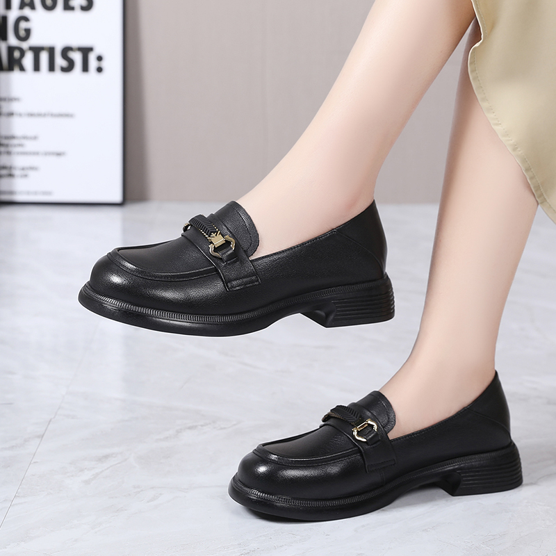 白色乐福鞋女2024新款英伦粗跟小皮鞋真皮软底妈妈鞋春季大码女鞋