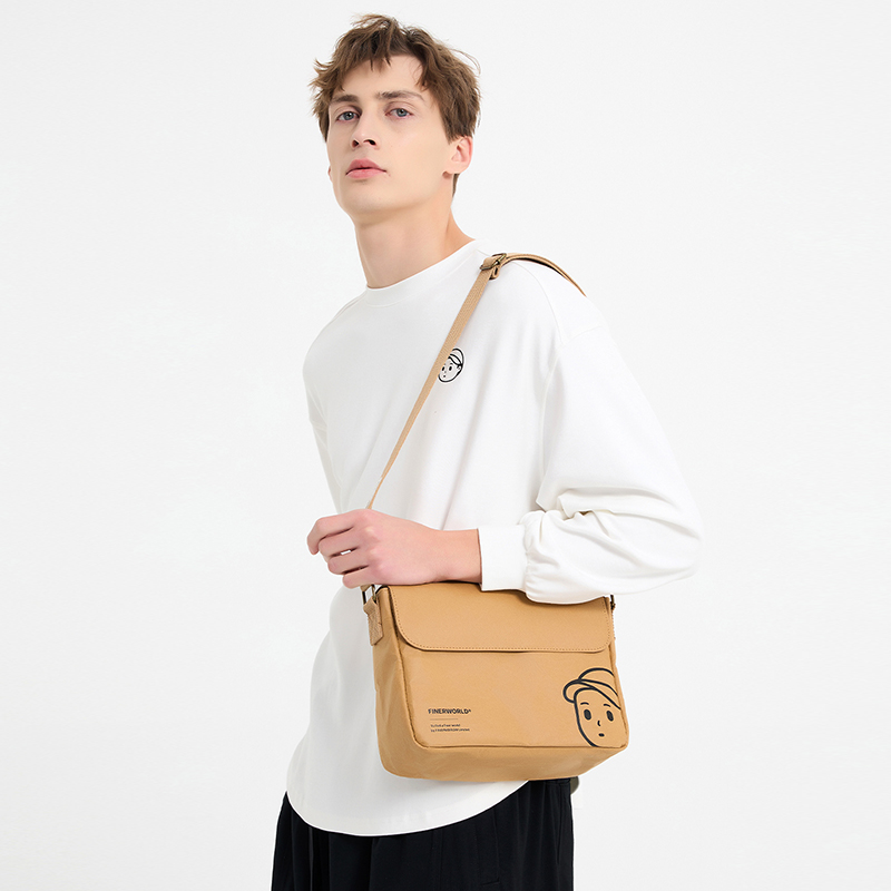 FINERWORLD国潮可水洗牛皮纸翻盖潮流时尚复古情侣经典邮差斜挎包,淘宝优惠券,粉丝福利购,淘宝优惠卷