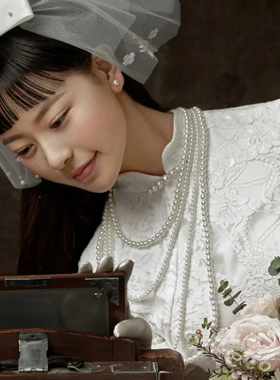 多层珍珠项链配旗袍毛衣链