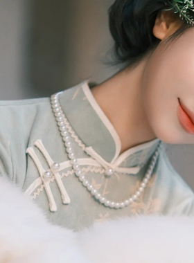 旗袍搭配人造珍珠中长锁骨链