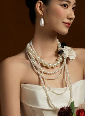 多层珍珠项链配婚纱礼服的饰品