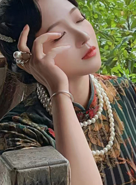 多层珍珠锁骨链配旗袍叠戴