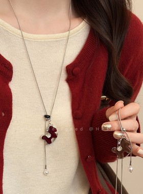 秋冬植绒小马抽拉项链女新款长款毛衣链轻奢高级感本命年配饰