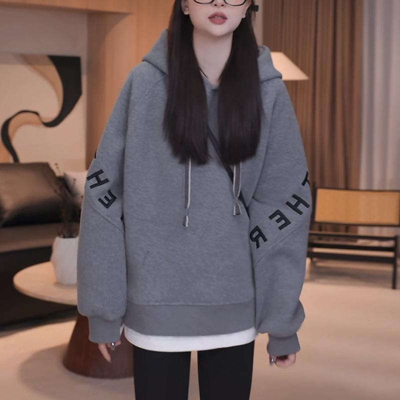 2024秋冬季新款灰色字母刺绣长袖连帽卫衣女加绒加厚百搭遮肚上衣 - 图1