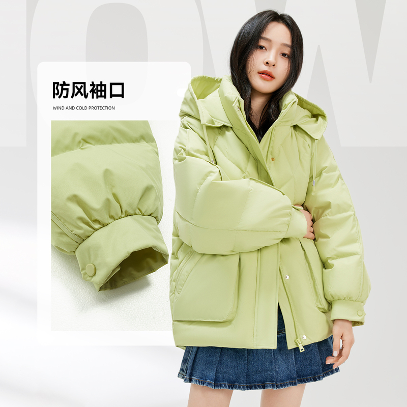  雪中飞羽绒服