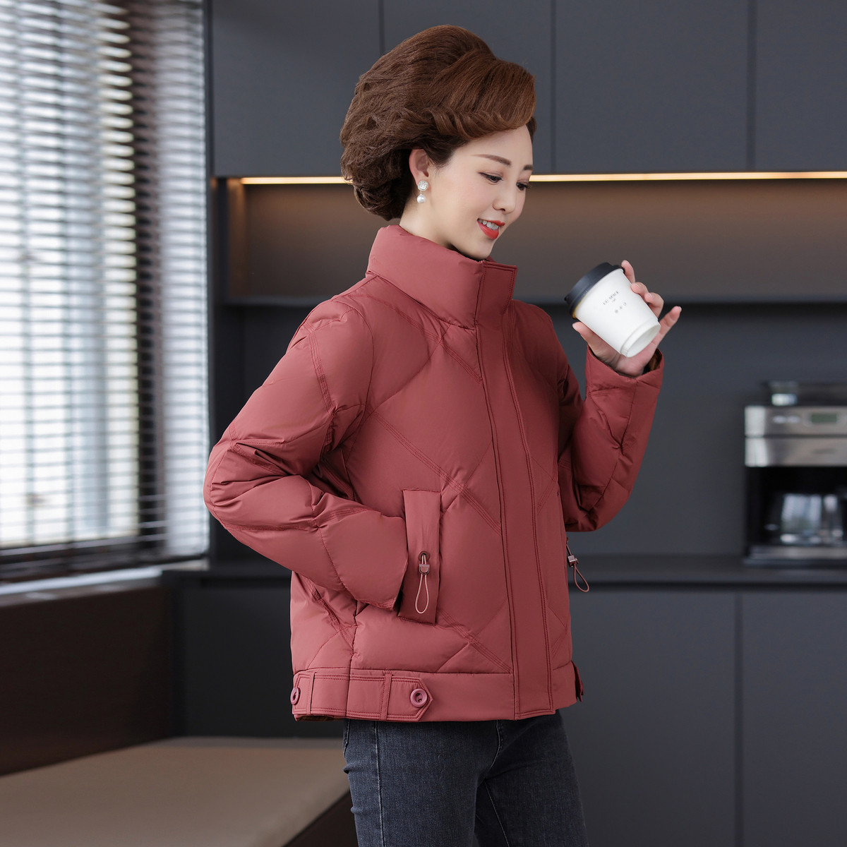 雪中飞2025冬新款女士羽绒服中短款时尚撞色中老年优雅妈妈装