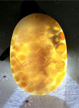 天然冰种珊瑚玉俏色雕件吊坠