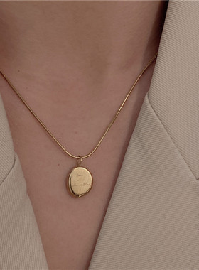 2021年新款潮金色字母椭圆吊坠项链女秋冬钛钢轻奢小众毛衣链