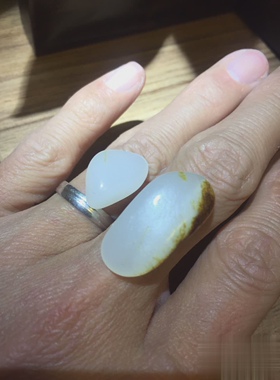 【璞玉斋】和田白玉籽料玩料黑皮高白细润脂油