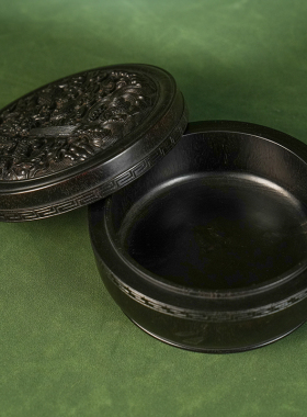 紫檀一木整挖云龙纹圆形盖盒