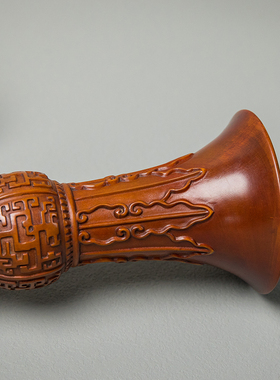 黄杨木雕蕉叶拐子纹花觚红木座