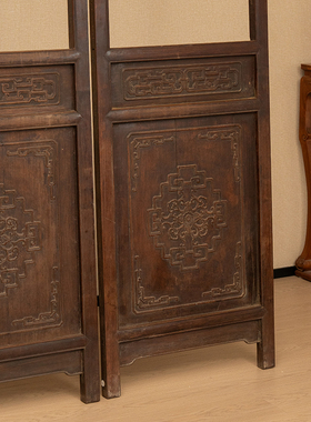 红木五抹浮雕花卉拐子纹隔扇