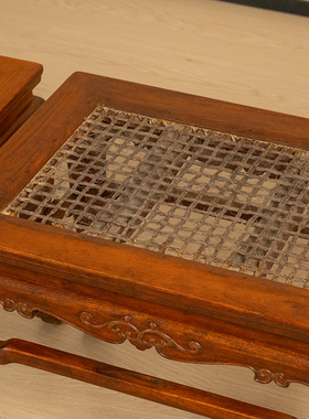 红木束腰三弯腿卷草纹方凳