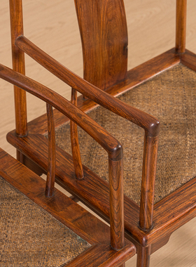 黄花梨螭龙纹南官帽椅