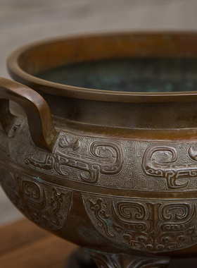 龟文堂造铜饕餮纹鼎式火炉