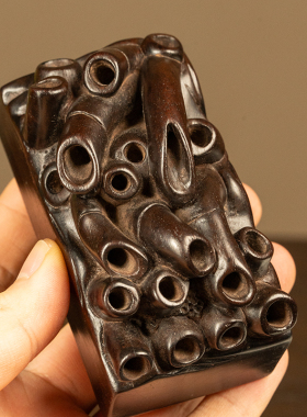 小叶紫檀木雕竹根形镇纸