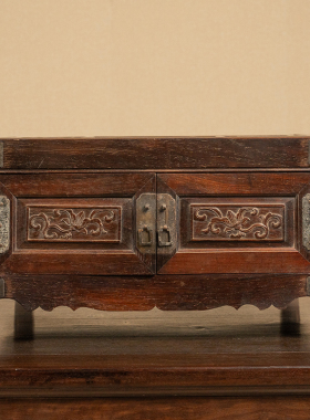 红木透雕螭龙纹折叠式镜台