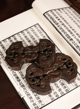 清中期红木透雕四福纹绣线板一对