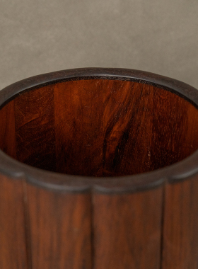 黄花梨瓜棱形笔筒紫檀口底