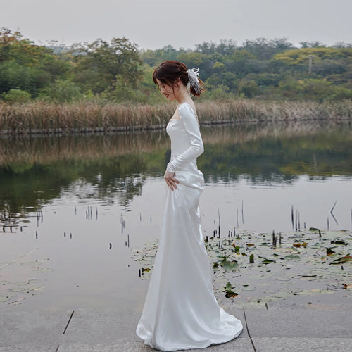 缎面轻婚纱2025新款气质简约法式长袖出门纱小拖尾新娘白色迎宾纱 - 图1