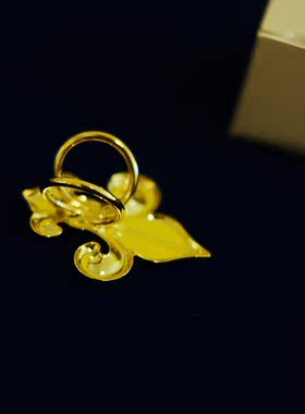 toccata vintage avon 雅芳1990年  金色 保存品 丝巾扣666