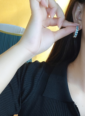 帕拉伊巴色人工培育宝石耳扣星赞