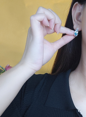 帕拉伊巴色人工培育宝石耳扣星赞