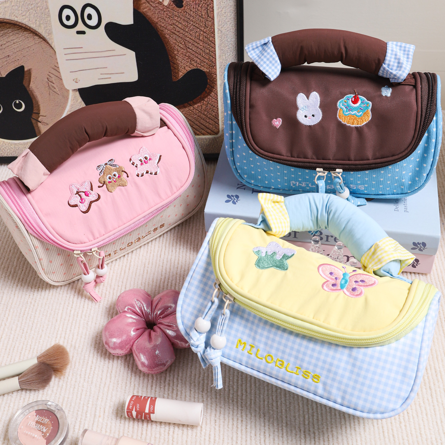 马卡龙刺绣轻便手提撞色化妆包甜心蝴蝶收纳袋学生大容量文具笔袋 - 图0