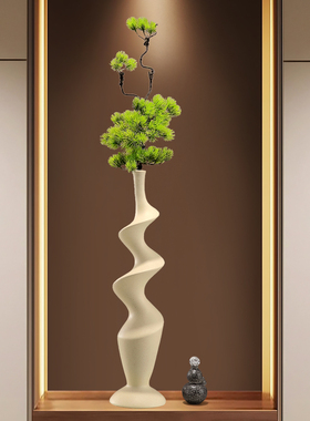 入户玄关电视柜旁竖高款花瓶
