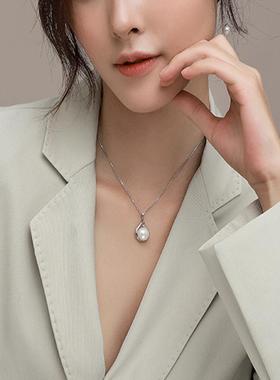 The 999 silver and natural pearl necklaces are a gift to my