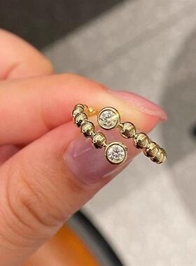 A ring girl with 18-k-k-k-gold double-blown rock bubbles and