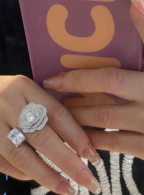 璀璨波光山茶花满钻闪钻开口戒指女港风轻奢小众精工设计感指环女