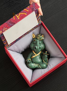 红色午马大师一指有钱茶宠摆件