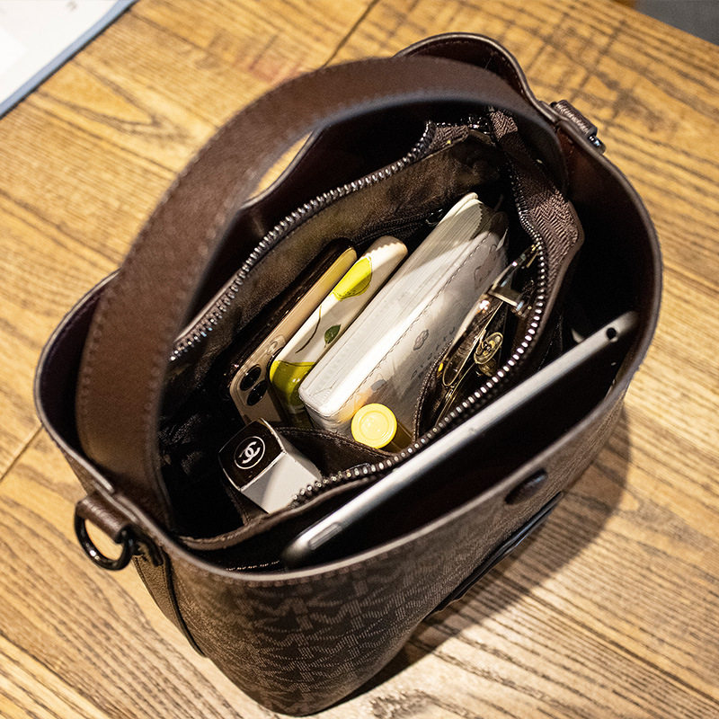 通勤2021新款复古中年单肩潮水桶包 鑫速尔水桶包