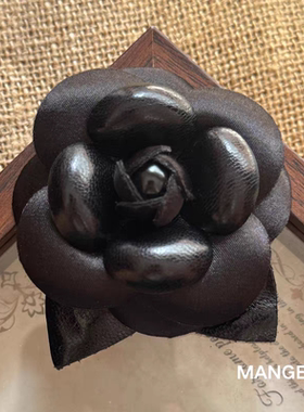 小香风山茶花胸针真丝黑白色拼接高档胸花秋冬外套大衣配饰加别针