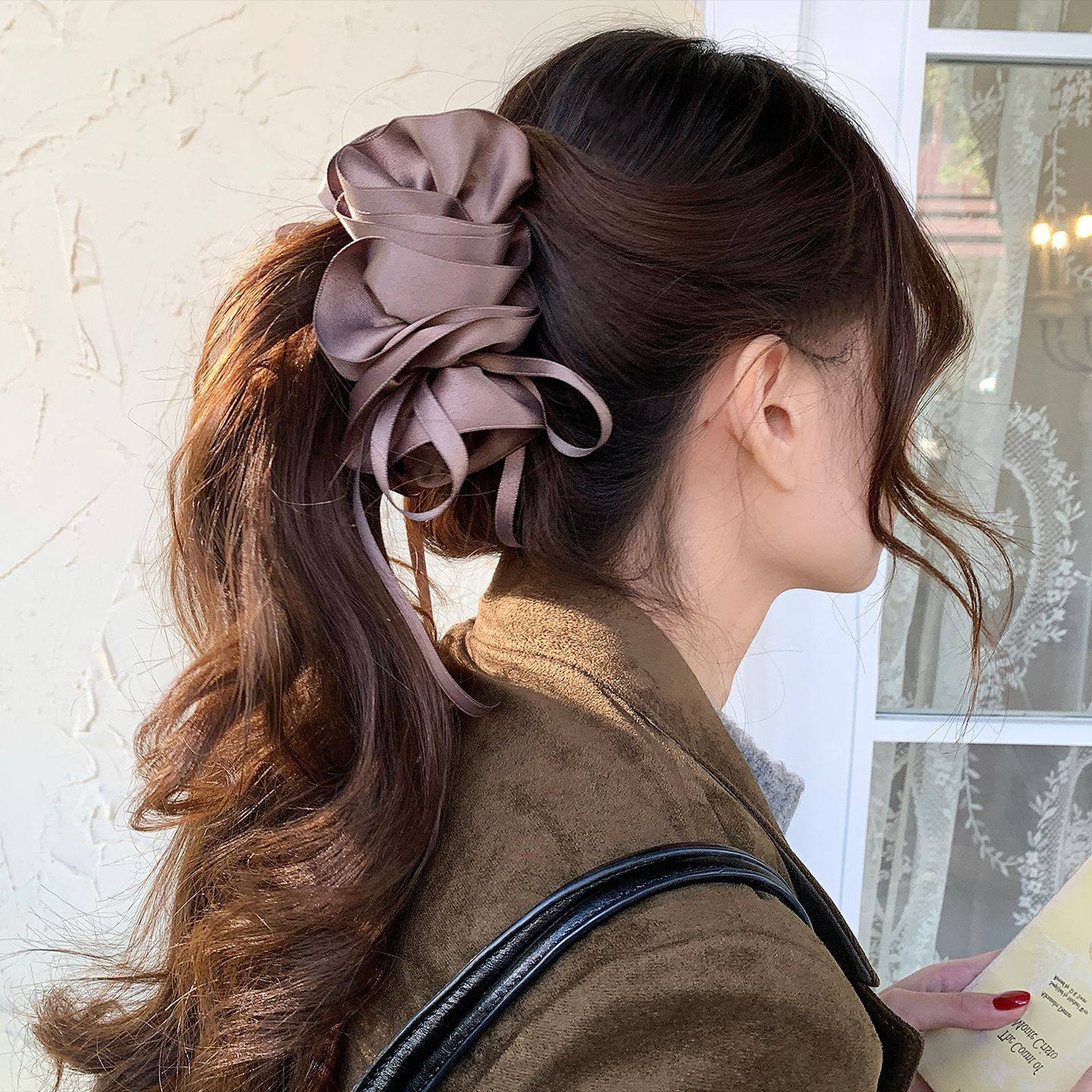 高级感缎面香蕉夹女花苞褶皱设计显发量后脑勺盘发韩系慵懒风新款,淘宝优惠券,粉丝福利购,淘宝优惠卷