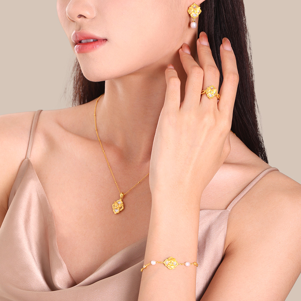 周大生DC灵动仙蝶耳饰新款纯银S925小众设计感耳饰送女友闺蜜礼物 - 图2