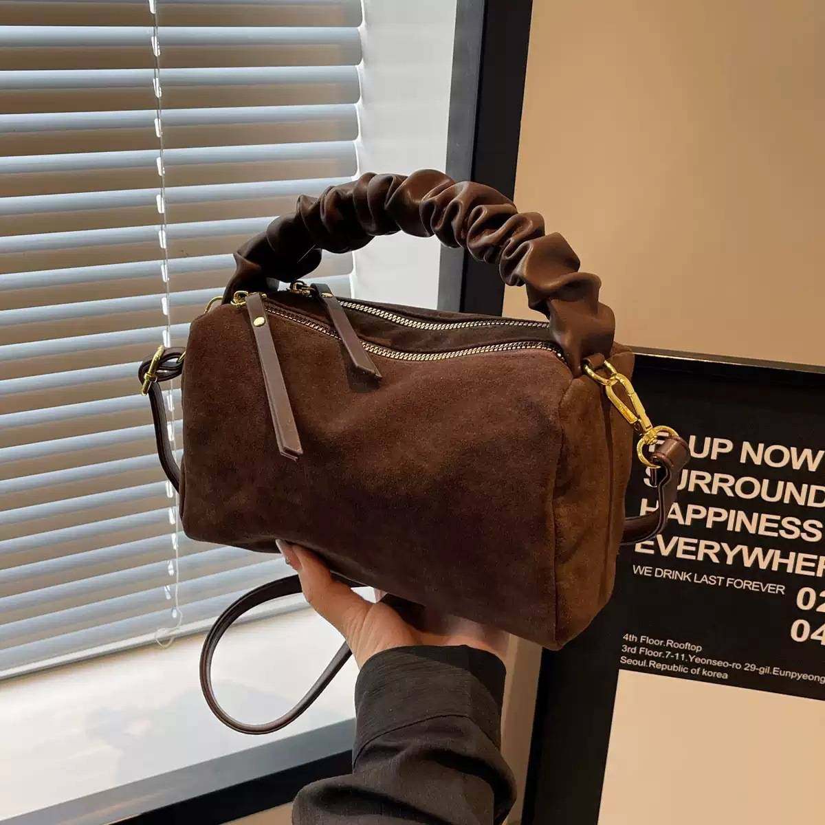 专柜品牌美拉德鹿皮绒小方包2024秋季时尚百搭枕头包大容量通勤单,淘宝优惠券,粉丝福利购,淘宝优惠卷