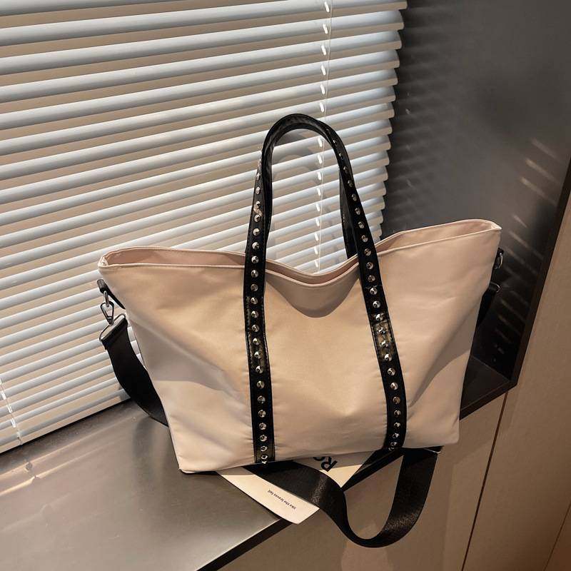 专柜品牌复古大容量个性包包女2025秋冬新款休闲设计铆钉单肩腋下,淘宝优惠券,粉丝福利购,淘宝优惠卷