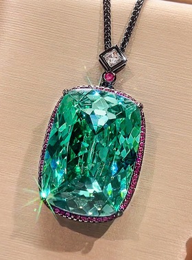 新款铜镀枪黑色仿绿碧玺吊坠轻奢项链仿彩宝镶钻方形挂坠锁骨链女