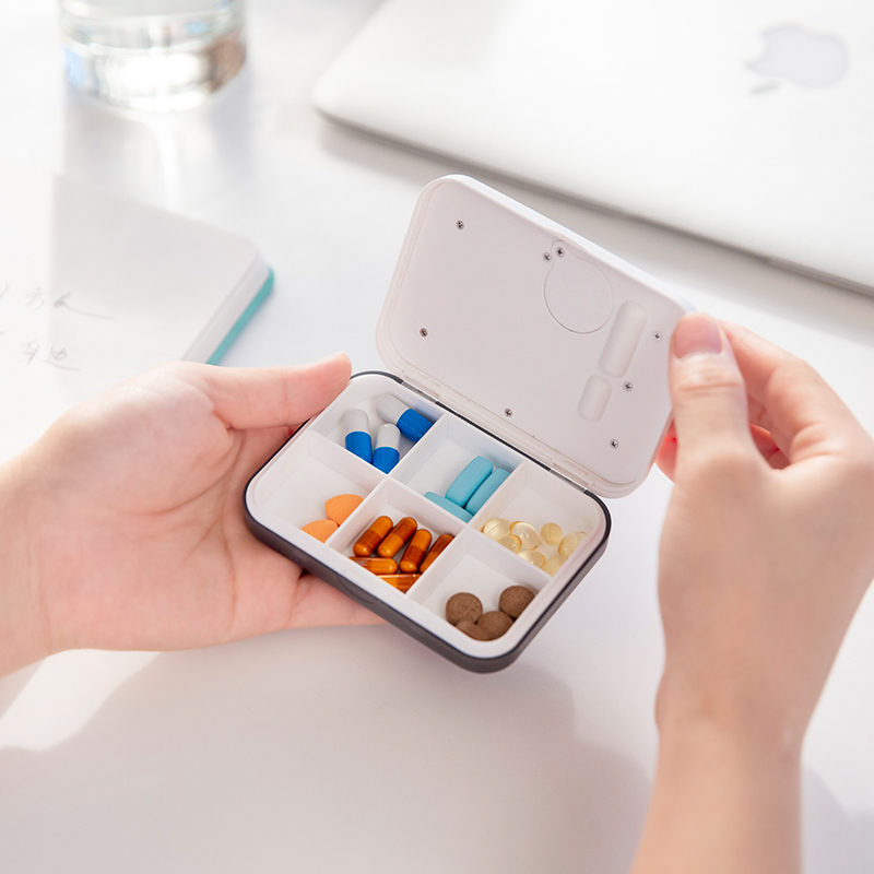 日本定时药盒智能吃药提醒器便携电子老人分装随身小号一周小药盒 - 图2
