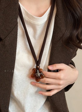 秋冬咖色花朵吊坠布艺项链女2025新款复古设计长款毛衣链百搭配饰
