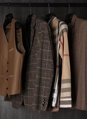 意式轻奢样板房衣服男士衬衫马甲棕色外套托盘领带香水皮鞋饰品