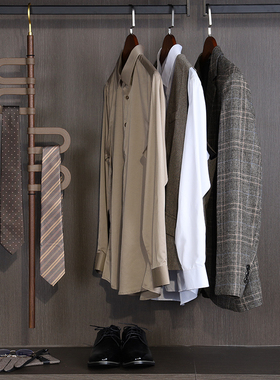 山海样板房衣帽间衣服组合男士咖色西服皮鞋衬衫软装饰品摆件轻奢